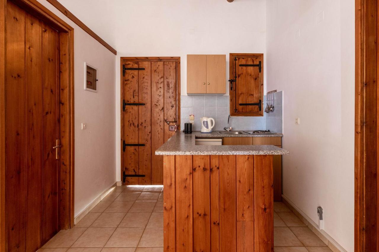 Porto Kalamitsi Stone-Built Bungalows カルダミリ エクステリア 写真